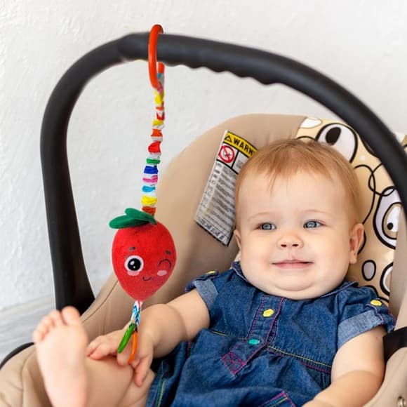 Погремушка-подвеска с прорезывателем "Клубника" МС 110604-18                                                           