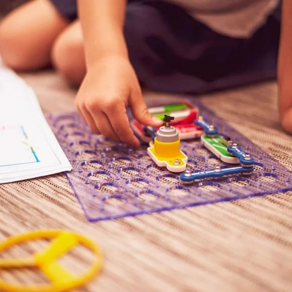 Электронный конструктор "320 СХЕМ" DOKA D70707 звук и свет