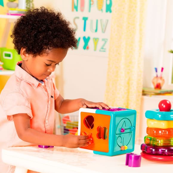 Розвиваюча іграшка "Сортер розумний куб" Battat Lite BT4577Z 3 цифри, 3 літери і 6 геометричних форм
