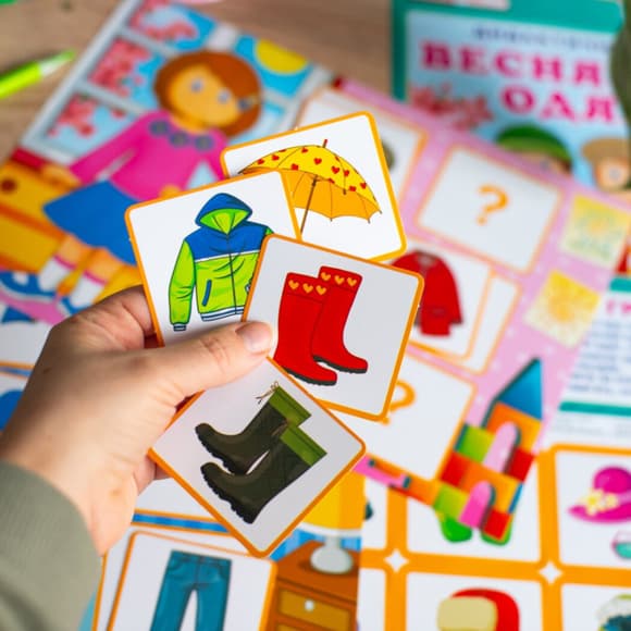 Дидактическая игра "Весенняя одежда" 15211020, 2 поля для игры, 24 карточки